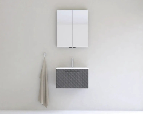 Kúpeľňová scéna s umývadlom, zrkadlovou skrinkou a uterákom