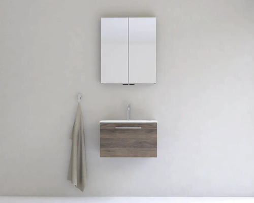 Kúpeľňa so zrkadlovou skrinkou, skrinkou pod umývadlo a držiakom na uteráky