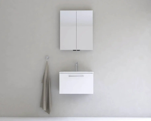 Kúpeľňa s umývadlovou skrinkou, umývadlom a zrkadlovou skrinkou