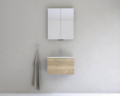 Kúpeľňa so zrkadlovou skrinkou, skrinkou pod umývadlo a uterákom