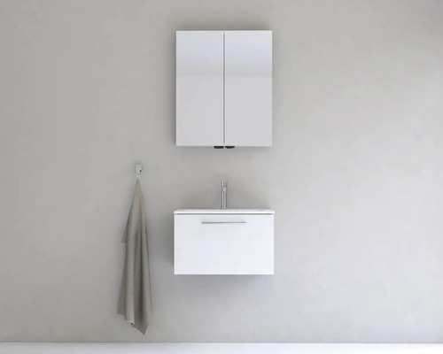 Moderná kúpeľňa s bielou umývadlovou skrinkou, zrkadlovou skrinkou a uterákom