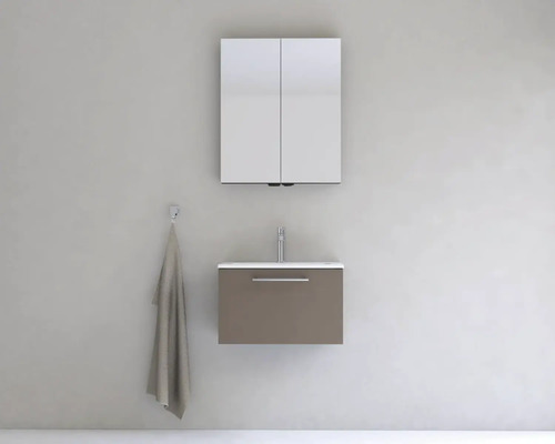 Kúpeľňa s umývadlovou skrinkou, umývadlom a zrkadlovou skrinkou