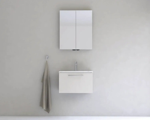 Kúpeľňa s umývadlovou skrinkou, zrkadlovou skrinkou a držiakom na uteráky