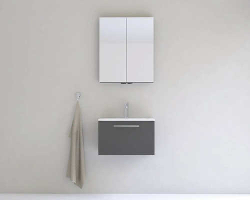 Kúpeľňa s umývadlovou skrinkou, zrkadlovou skrinkou a uterákom