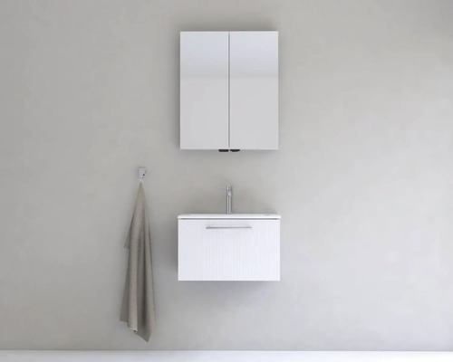 Kúpeľňa s umývadlovou skrinkou, zrkadlovou skrinkou a držiakom na uteráky