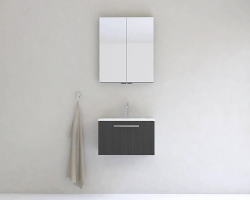 Kúpeľňa s umývadlovou skrinkou, umývadlom, zrkadlovou skrinkou a uterákom