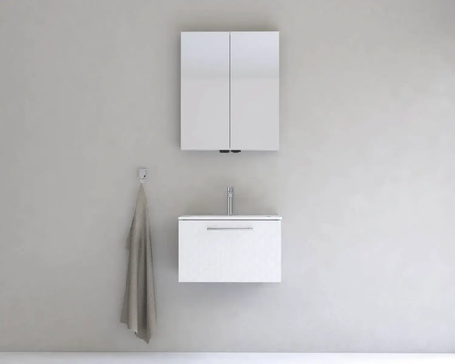 Moderná kúpeľňa s bielou skrinkou pod umývadlo, zrkadlovou skrinkou a držiakom na uteráky s uterákom