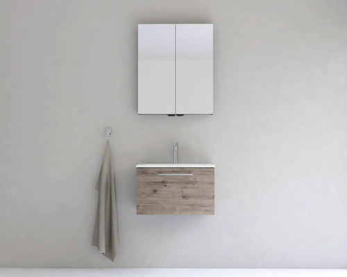 Kúpeľňa s umývadlovou skrinkou, umývadlom a zrkadlovou skrinkou