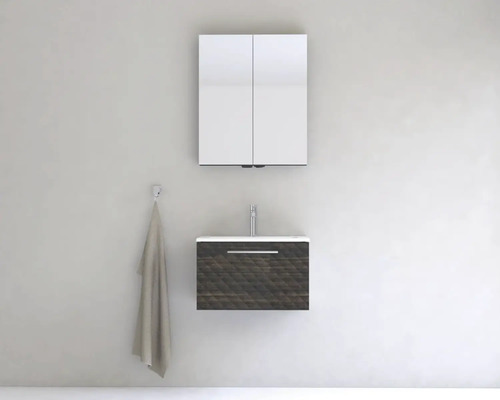 Kúpeľňa s umývadlovou skrinkou, zrkadlovou skrinkou a uterákom