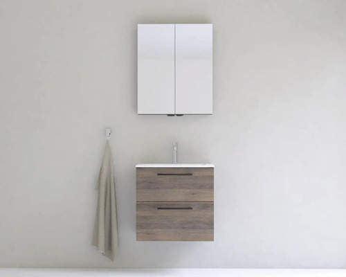 Kúpeľňa s umývadlovou skrinkou, umývadlom, zrkadlovou skrinkou a uterákom