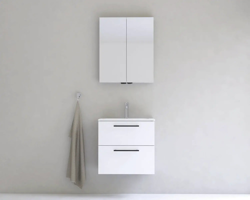 Moderná kúpeľňa s bielou skrinkou pod umývadlo, dvomi zásuvkami a zrkadlovou skrinkou