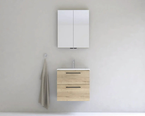 Kúpeľňa s umývadlovou skrinkou, umývadlom a zrkadlovou skrinkou