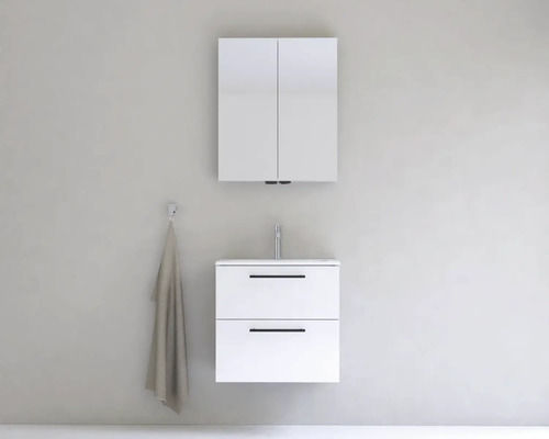 Kúpeľňa s bielou umývadlovou skrinkou, umývadlom a zrkadlovou skrinkou