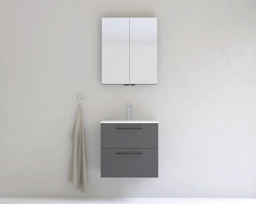 Moderná kúpeľňa s umývadlovou skrinkou, umývadlom a zrkadlovou skrinkou