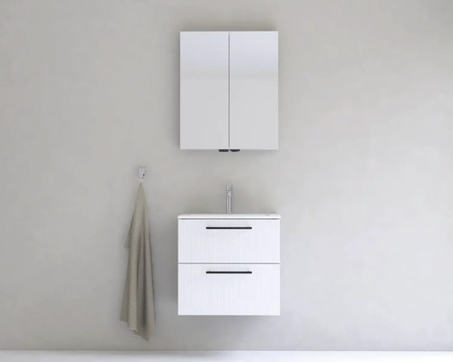 Umývadlo so skrinkou a zrkadlovou skrinkou v kúpeľni