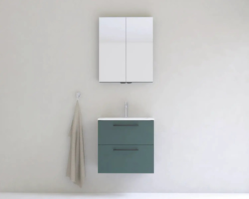 Kúpeľňa s umývadlovou skrinkou, umývadlom, zrkadlovou skrinkou a uterákom