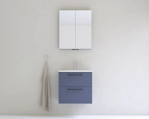 Kúpeľňa s umývadlovou skrinkou, zrkadlovou skrinkou a uterákom