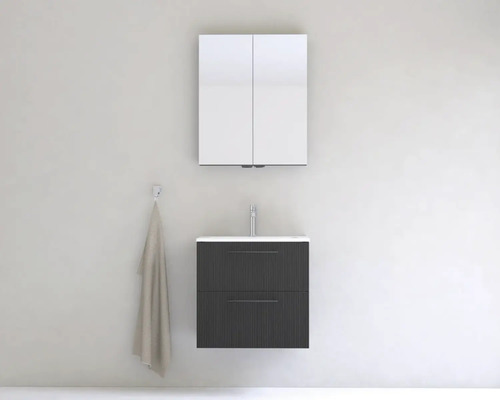 Kúpeľňa s umývadlovou skrinkou, zrkadlovou skrinkou a uterákom