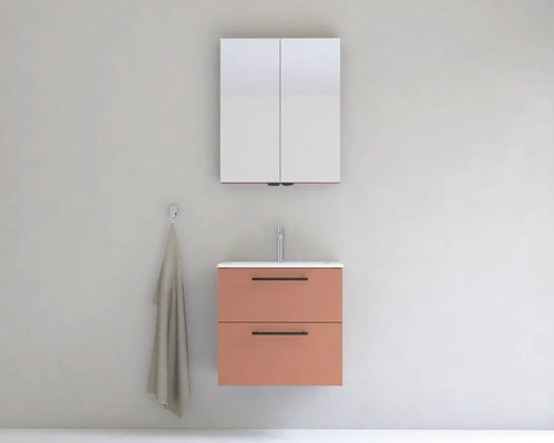 Moderná kúpeľňa s umývadlovou skrinkou, zrkadlovou skrinkou a držiakom na uteráky pre vybavenie kúpeľne