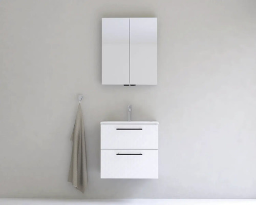 Kúpeľňa s umývadlovou skrinkou, zrkadlovou skrinkou, batériou a uterákom