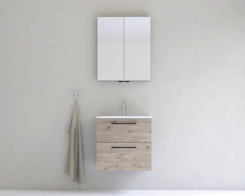 Kúpeľňa s umývadlovou skrinkou, umývadlom a zrkadlovou skrinkou