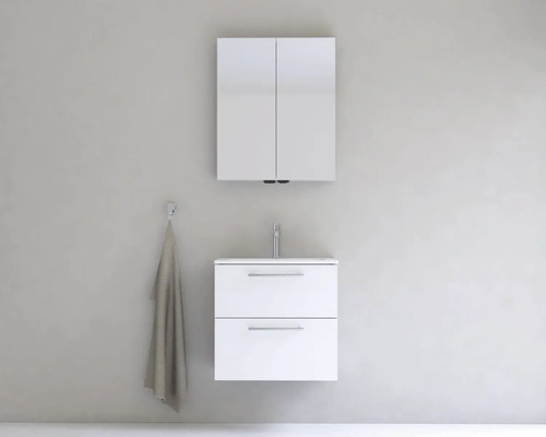 Kúpeľňa s umývadlovou skrinkou, armatúrou, zrkadlovou skrinkou a uterákom