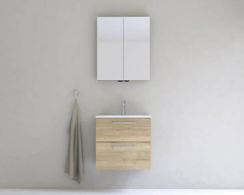 Moderná kúpeľňa s umývadlovou skrinkou, zrkadlom a uterákom