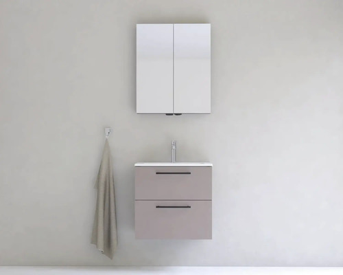 Kúpeľňa s umývadlovou skrinkou, umývadlom, zrkadlovou skrinkou a uterákom