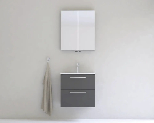 Moderná kúpeľňa s umývadlovou skrinkou, umývadlom a zrkadlovou skrinkou