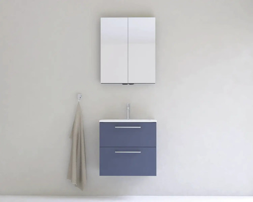 Kúpeľňa s umývadlovou skrinkou, umývadlom na dosku, zrkadlovou skrinkou a uterákom