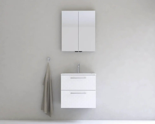 Kúpeľňa s umývadlovou skrinkou, zrkadlovou skrinkou a uterákom