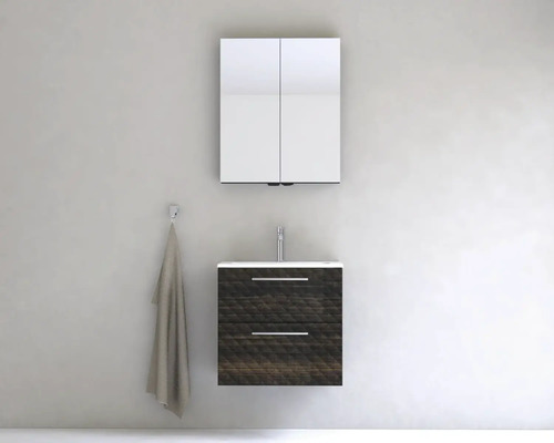 Kúpeľňa s umývadlovou skrinkou, umývadlom, zrkadlovou skrinkou a uterákom