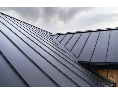 Detail strechy s kovovou krytinou