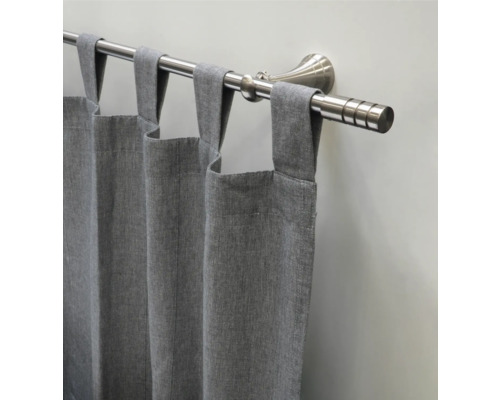 Sivý záves so slučkami zavesený na záclonovej tyči