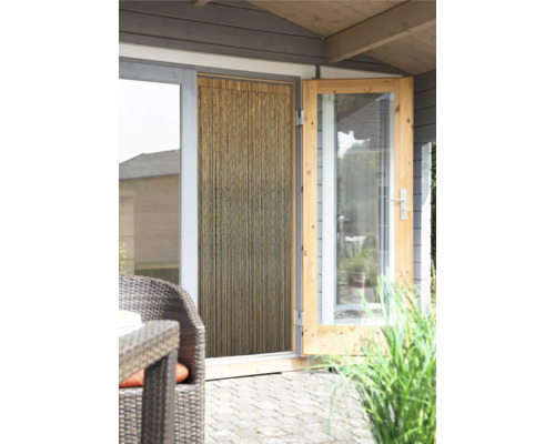 Bambusový záves pri dverách na terasu