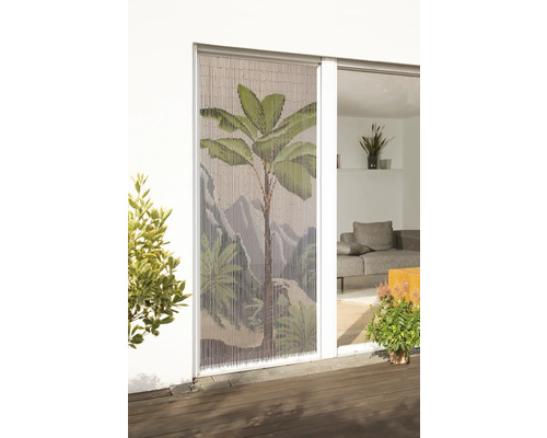 Dekoratívny bambusový záves s potlačeným motívom džungle pred terasovými dverami.