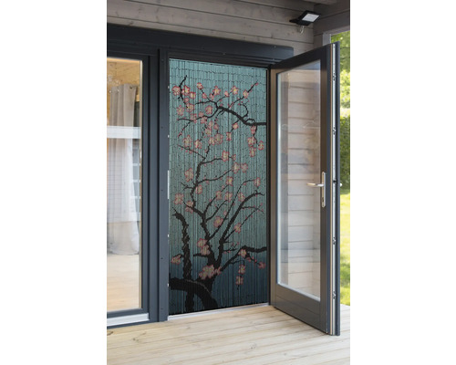 Bambusový záves s motívom stromu pred otvorenými dverami na terasu