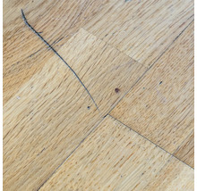 Detail drevených parkiet so škrabancom