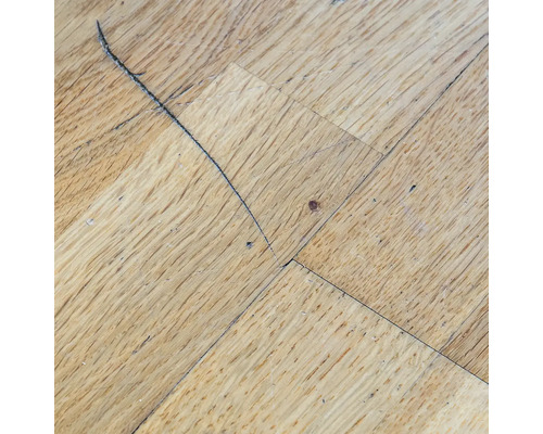 Detail drevených parkiet so škrabancom
