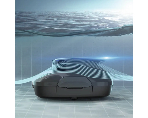 Čistič bazénov pri práci pod vodou