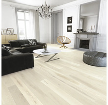 Svetlá obývacia izba s pohovkou, konferenčným stolíkom, krbom, kreslom a drevenou podlahou