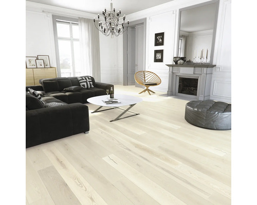 Svetlá obývacia izba s pohovkou, konferenčným stolíkom, krbom, kreslom a drevenou podlahou