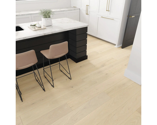 Svetlá drevená podlaha v kuchyni s kuchynským ostrovom a barovými stoličkami.