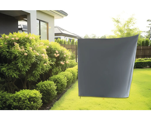 Sivý ochranný obal na záhrade