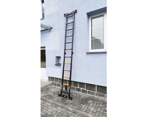 Rozložený teleskopický hliníkový rebrík opretý o stenu domu