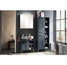 Kúpeľňa s umývadlovou skrinkou, zrkadlovou skrinkou a vysokou skriňou v jasnom, priestrannom dizajne.