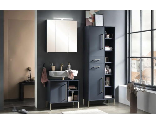 Kúpeľňa s umývadlovou skrinkou, zrkadlovou skrinkou a vysokou skriňou v jasnom, priestrannom dizajne.