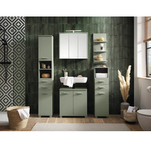 Kúpeľňa s umývadlom, zrkadlovou skrinkou a vysokými skrinkami