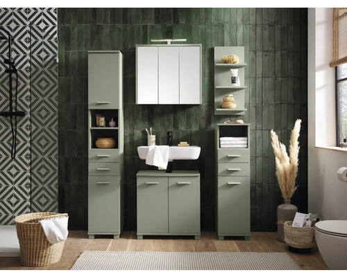 Kúpeľňa s umývadlom, zrkadlovou skrinkou a vysokými skrinkami