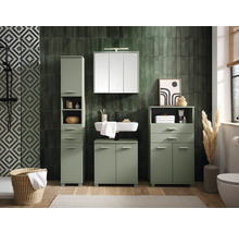 Kúpeľňa s umývadlom, zrkadlovou skriňou a úložným nábytkom vo svetlom odtieni